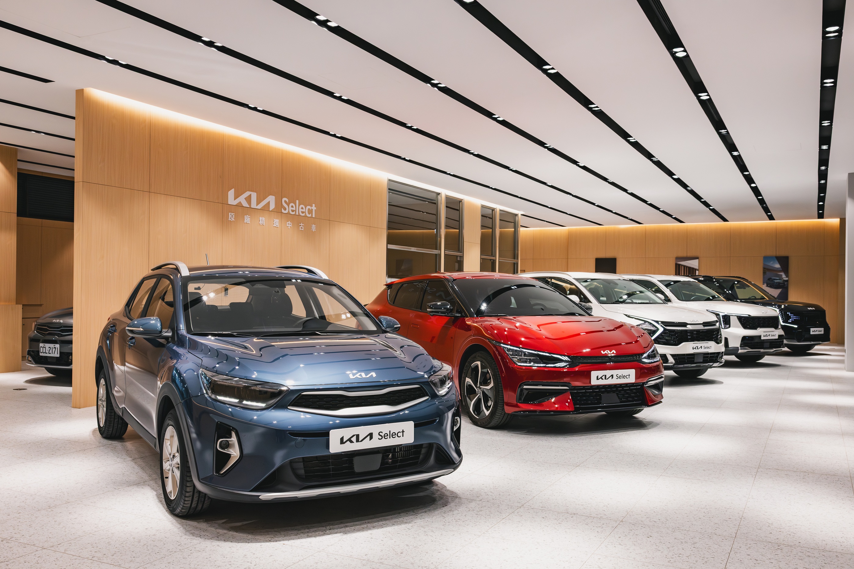 2.Kia Select原廠精選中古車透過線上與線下的整合，官網全新會員功能上線，導入不限品牌AI即時估價。